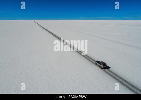 voiture traversant le sal plat de la vue aérienne Banque D'Images