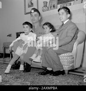 Moyen-Orient 1950-1955 : Jordanie - Amman. Roi Hussein avec des parents plus jeunes, le prince Hassan, le prince Mohammad et la princesse Basma, dans le palais en 1952 Banque D'Images