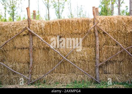 La récolte dans l'agriculture les balles de foin sont empilés en grandes piles Banque D'Images