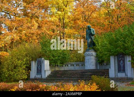 Karlovy Vary, République tchèque, 12 octobre 2017 : monument de Ludwig Van Beethoven, Dans le parc. Auteur: Hugo Uher. Photo éditoriale. Banque D'Images