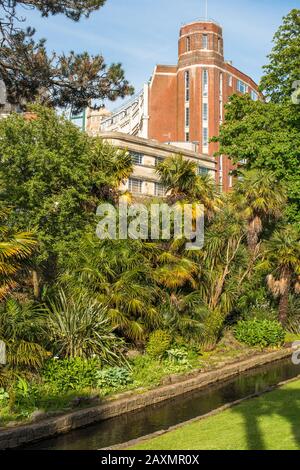 Les jardins bas menant à la plage de Bournemouth, dans le Dorset, Angleterre, Royaume-Uni. Banque D'Images