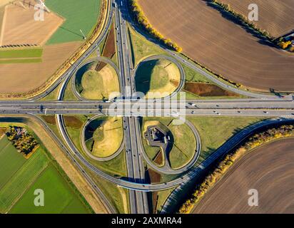 Croix de Kamener, échangeur, autoroute A 2, autoroute A 1, tangente, trèfle, champs, prés, acres, pont d'autoroute, Derne, Kamen, région de Ruhr, Rhénanie-du-Nord- Banque D'Images