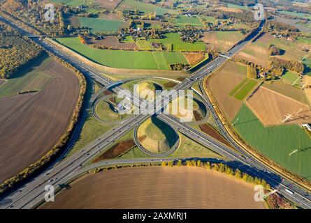 Croix de Kamener, échangeur, autoroute A 2, autoroute A 1, tangente, trèfle, champs, prés, acres, pont d'autoroute, Derne, Kamen, région de Ruhr, Rhénanie-du-Nord- Banque D'Images