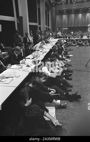 Collection / Archive: Photo Collection Anefo Rapport / Série: Débat Ouvert Entre Le Conseil Néerlandais Des Étudiants Et Le Ministre Veringa Utrecht. Une chambre bondée, gauche Ministre Veringa Date: 19 juin 1968 lieu: Utrecht mots clés: Étudiants, débats Personne Nom: Veringa Gerard Banque D'Images