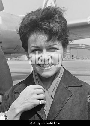 La Chanteuse Sud-Africaine Eve Boswell À Schiphol, Eve Boswell Le 25 Mai 1964 Banque D'Images