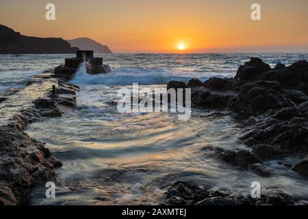 Lever du soleil sur la côte d'Isleta del Moro. Parc naturel de Cabo de Gata. L'Espagne. Banque D'Images