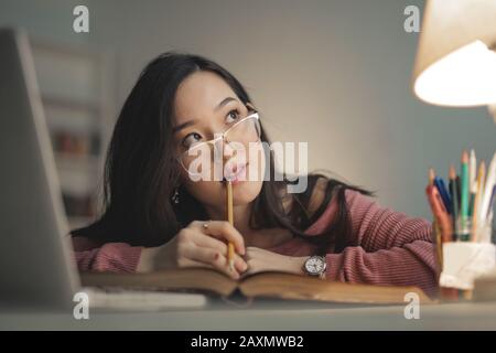 portrait d'une belle jeune femme de pensée Banque D'Images