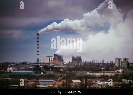 Usine avec cheminées fumeurs par temps nuageux, filtre Banque D'Images