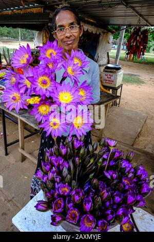 Kataragama, Sri Lanka - Janvier 2020: Vendeur de fleurs dans le Kirivehara Bouddhiste Stupa le 19 janvier 2020 à Kataragama, Sri Lanka. Banque D'Images