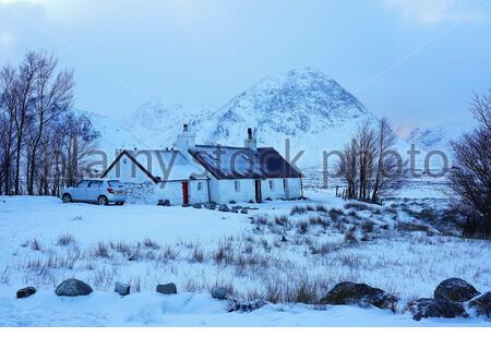 Glencoe, Écosse, Royaume-Uni. 12 février 2020. Forte chute de neige dans les Highlands écossais, le cottage Blackrock et le Buachaiille Etive Mor vu ici juste avant le coucher du soleil. Crédit: Craig Brown/Alay Live News Banque D'Images