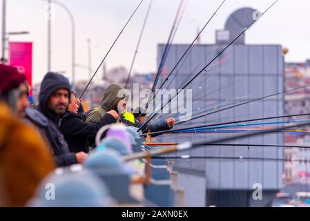 Istanbul - DEC 29: Pêcheurs au pont Galata, pêche des pêcheurs à Istanbul le 29 décembre. 2019 en Turquie Banque D'Images