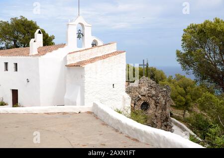 L'Ermita de la Trinitat est un petit bâtiment religieux près de Sitges en Catalogne Banque D'Images