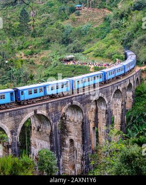 Demodara, Sri Lanka - Janvier 2020: Train traversant le Pont De Neuf Arches le 20 janvier 2020 à Demodara, Sri Lanka. Banque D'Images