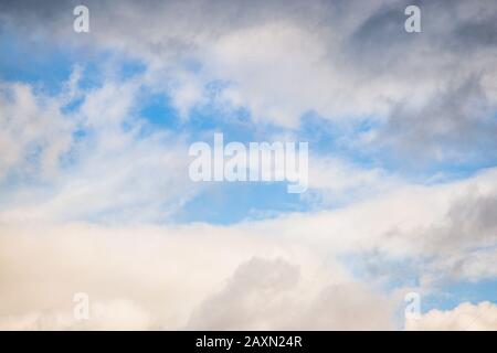 nuages se rapproopposant au fond abstrait du ciel bleu Banque D'Images