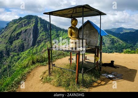 Statue de Bouddha dans le pic Du Petit Adam à Ella, au Sri Lanka. Banque D'Images