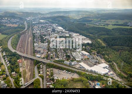 Photo aérienne, vue d'ensemble Fellinghausen, zone industrielle de pré de chaussures, Kreuztal, cercle de Siegen-Wittgenstein, Rhénanie-du-Nord-Westphalie, Allemagne, Euro Banque D'Images