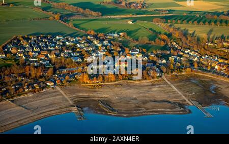 Eau basse dans le Möhnesee, large plage de banques, Sauerland, Möhnesee, réserve naturelle Arnsberger bois, Haarstrang, Rhénanie-du-Nord-Westphalie, Allemagne Banque D'Images