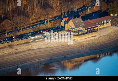 Eau basse dans le Möhnesee, large plage de banques, Sauerland, Möhnesee, réserve naturelle Arnsberger bois, Haarstrang, Rhénanie-du-Nord-Westphalie, Allemagne Banque D'Images