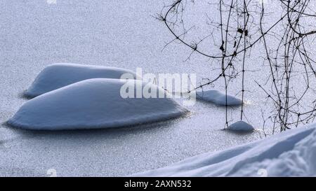 Bosse de neige sur une surface de lac gelée, beau paysage d'hiver Banque D'Images