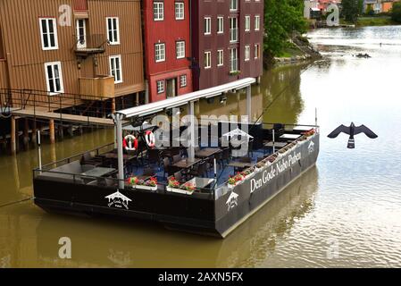 Le den Gode Nabo Puben, ou le Good Neighbor Pub, est situé sur la rivière Nidelva dans le quartier de Bakklandet à Trondheim, en Norvège. Banque D'Images