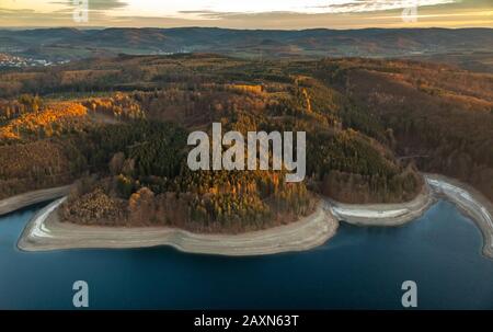 Sorpesee, faible niveau d'eau, faible niveau d'eau, plus vaste aire de répartition de la rive sèche, Langscheid, Sundern, Sauerland, Rhénanie-du-Nord-Westphalie, Allemagne Banque D'Images