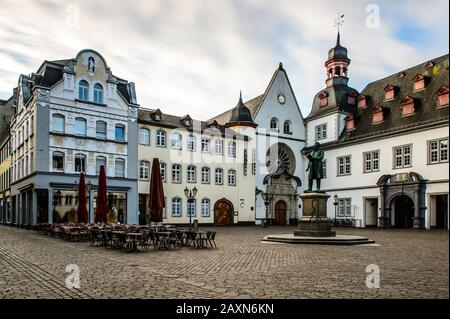 Place "Jesuitenplatz" avec mairie et église à la pause de l'aube, Coblence, Allemagne, Europe Banque D'Images