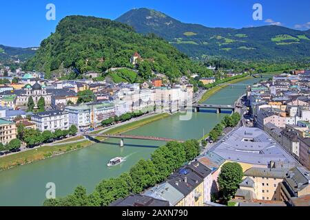 Centre-ville des deux côtés de la Salzach en face de Kapuzinerberg 636 m et Gaisberg 1287 m, Salzbourg, Salzbourg, Autriche Banque D'Images