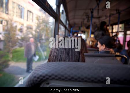 Bus à foyer sélectif et fond flou. S les principaux passagers de transport en commun dans le bus. Les gens de l'ancien bus public, vue de l'intérieur du bus . Banque D'Images