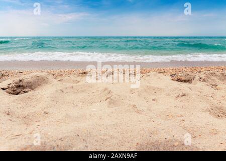 Soirée avec une vague de la mer se précipiter sur la rive. Banque D'Images
