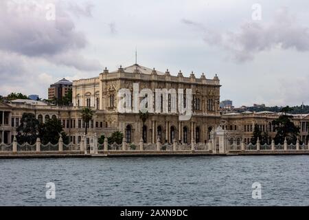 19 juin 2019 - Istanbul, Turquie - vue sur le Palais Dolmabahçe sur les rives du détroit du Bosphore Banque D'Images