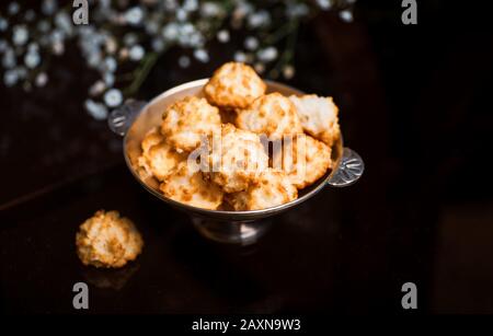 cookie maison sucré avec flocons d'avoine dans un bol Banque D'Images