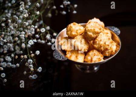 cookie maison sucré avec flocons d'avoine dans un bol Banque D'Images