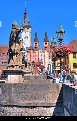 Sculptures saintes sur l'ancien pont principal avec Grafeneckart et Saint Kiliansdom, Wurzburg, Basse-Franconie, Franconie, Bavière, Allemagne Banque D'Images