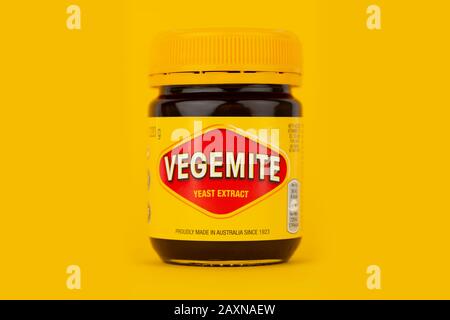 Un pot de Vegemite tourné sur un fond jaune. Banque D'Images