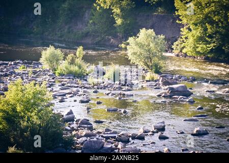 petite rivière avec des côtes rocheuses et des arbres, filtrer Banque D'Images