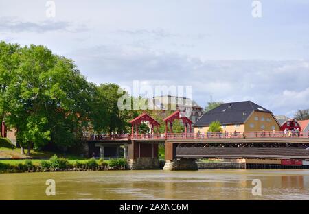 Le pont de la vieille ville (Gamle Bybro) s'étend sur la rivière Nidelva dans le quartier de Bakklandet à Trondheim, en Norvège. Banque D'Images