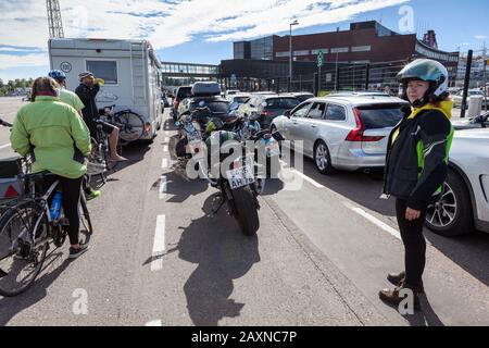 Helsinki, FINLANDE-CIRCA-JUIN 2018 : les passagers se tiennent en ligne pour l'embarquement dans le traversier de croisière. Port maritime d'Helsinki avec zone d'arrivée et de départ. Ter Banque D'Images