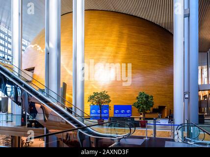 Vue extérieure de la grande salle en forme d'oeuf qui abrite l'hémicycle du Parlement européen dans le bâtiment Louise Weiss à Strasbourg, France. Banque D'Images