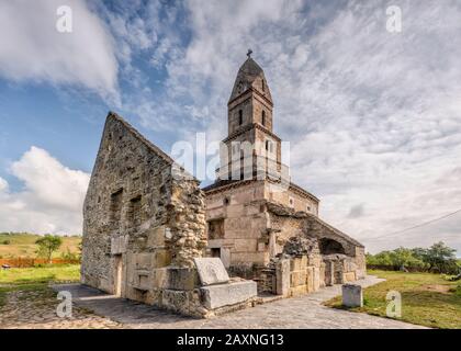 Biserica Sf Nicolae, église orthodoxe médiévale de St Nicolas, construite au VIIe siècle, dans le village de Densus, comté de Hunedoara, Transylvanie, Roumanie Banque D'Images