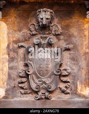 L'ancien emblème héraldique avec du lys et St Marc Lion se dirige sur un mur de Venise Banque D'Images