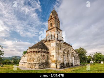 Biserica Sf Nicolae, église orthodoxe médiévale de St Nicolas, construite au VIIe siècle, dans le village de Densus, comté de Hunedoara, Transylvanie, Roumanie Banque D'Images