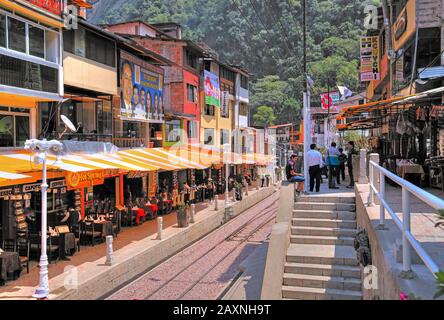 Restaurants sur la route ferroviaire dans le centre, Aguas Calientes, Machu Picchu Pueblo, vallée d'Urubamba, hauts plateaux des Andes, Pérou Banque D'Images