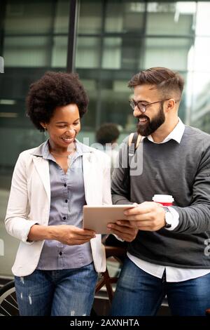 Des gens d'affaires heureux, des étudiants qui s'amusent, sourient, parlent en ville Banque D'Images