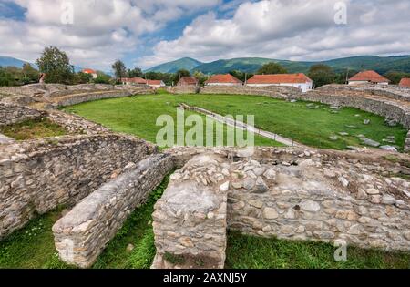 Amphithéâtre à Ulpia Traiana, ruines romaines de Dacia du 2ème siècle dans le village de Sarmizegetusa, Hunedoara County, Transylvanie région, Roumanie Banque D'Images