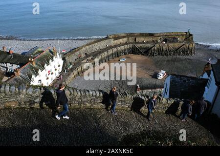 Clovelly, un village portuaire dans le district de Torridge de Devon, en Angleterre, est illustré. Sa rue principale pavée piétonnière, ses ânes et ses vues Banque D'Images