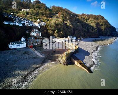 Clovelly, un village portuaire dans le district de Torridge de Devon, en Angleterre, est illustré. Sa rue principale pavée piétonnière, ses ânes et ses vues Banque D'Images