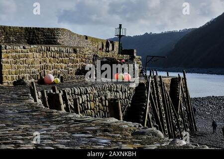 Clovelly, un village portuaire dans le district de Torridge de Devon, en Angleterre, est illustré. Sa rue principale pavée piétonnière, ses ânes et ses vues Banque D'Images