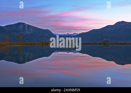 Miroir dans l'Eichsee devant Jochberg, Kesselberg et Herzostand Banque D'Images