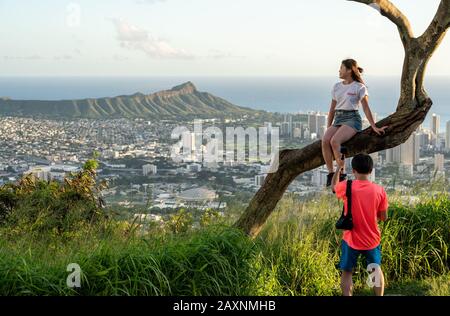 Honolulu, HI - 25 janvier 2020: Les touristes posent pour les photos à Tantalus Surplombent avec Waikiki et Diamond Head en arrière-plan Banque D'Images