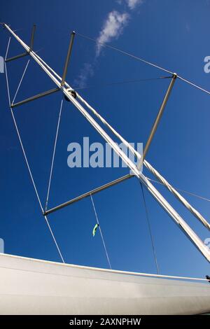 Mât en aluminium métallique et flèche en acier du bateau à voile contre le ciel bleu clair Banque D'Images